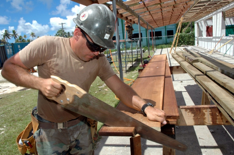 ebeniste-CHATEAUDOUBLE-min_worker_construction_building_carpenter_male_job_build_helmet-893290